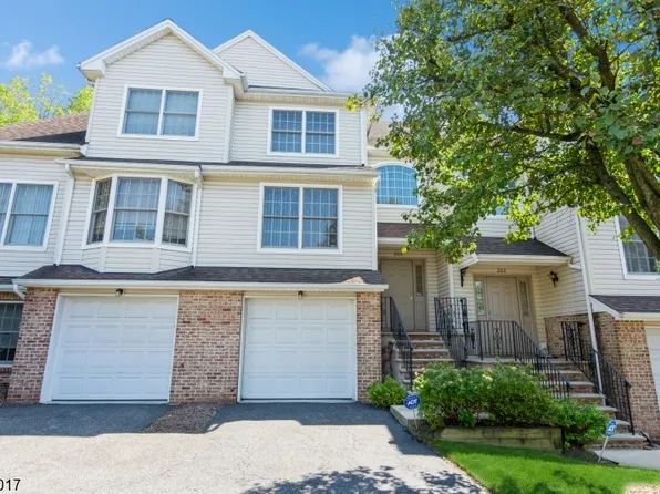 203 Grand Ridge Dr, Ridgefield Boro, NJ 07657