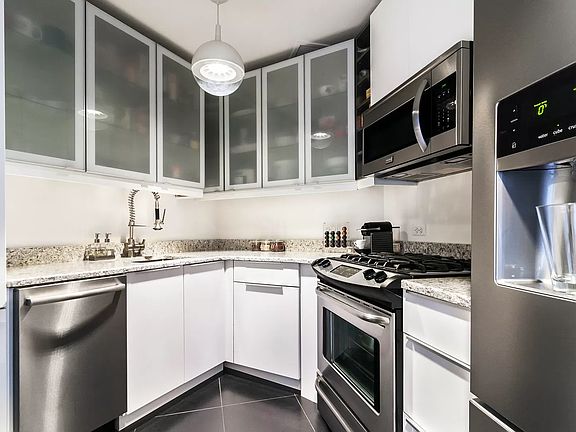 3rd image of 200 E 61st St APT 41DD