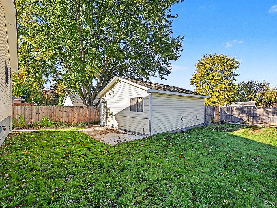 237 Pleasant St, photo 11