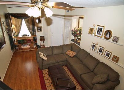 4th image of 7536 Ivy Ave