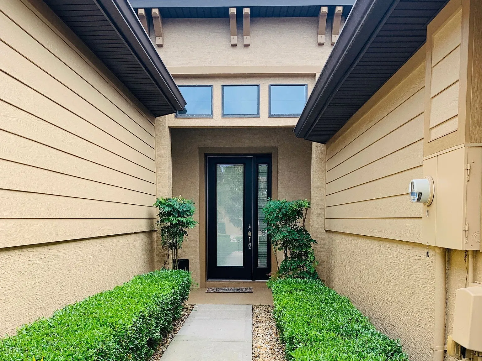 3 bed, 3.0 bath, 2170 sqft, $2,300 — Photo 2