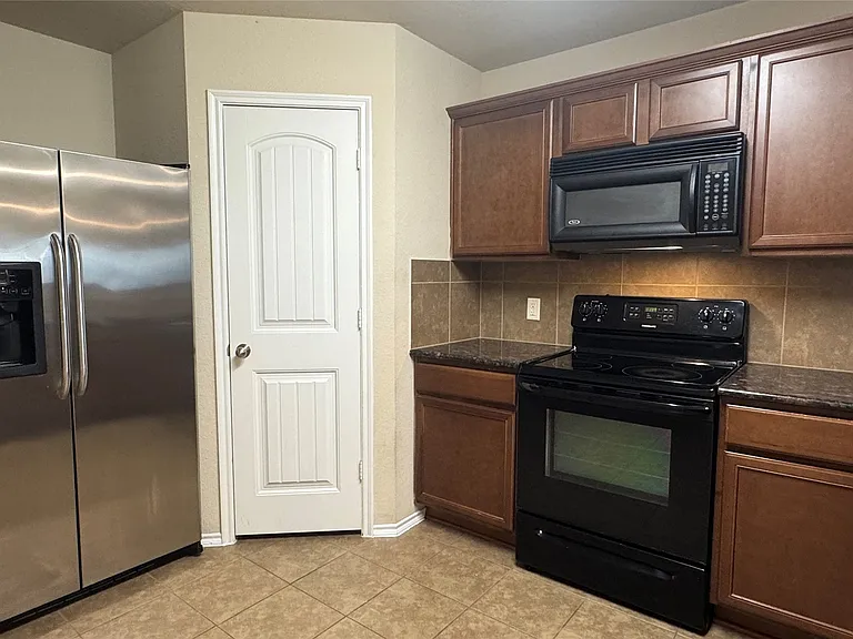 327 Elam Dr — Photo 4