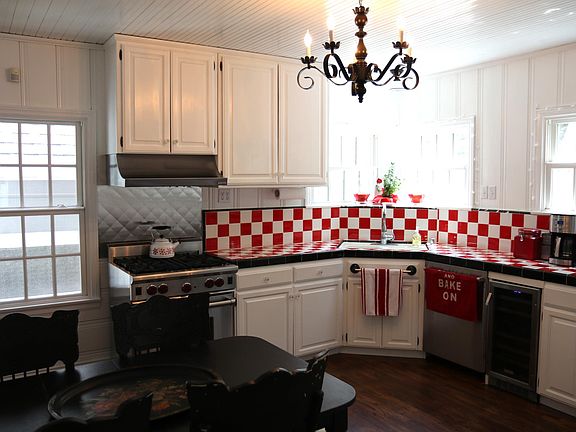 3rd image of 319 Oak St