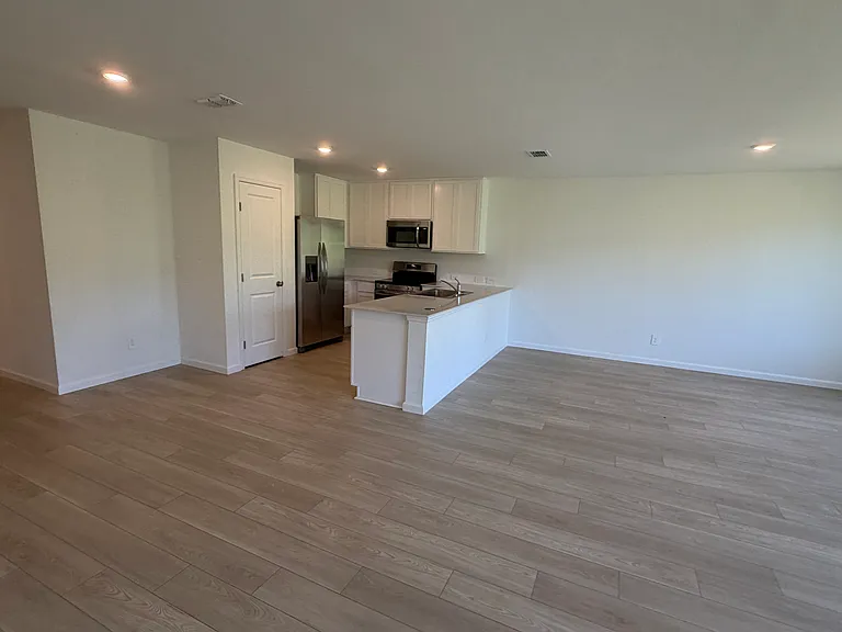 571 Artemis St — Photo 14