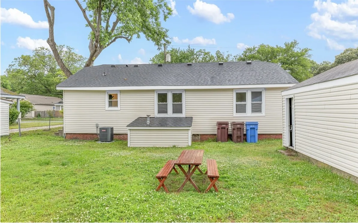 3 bed, 1269 sqft, $2,400 — Photo 4