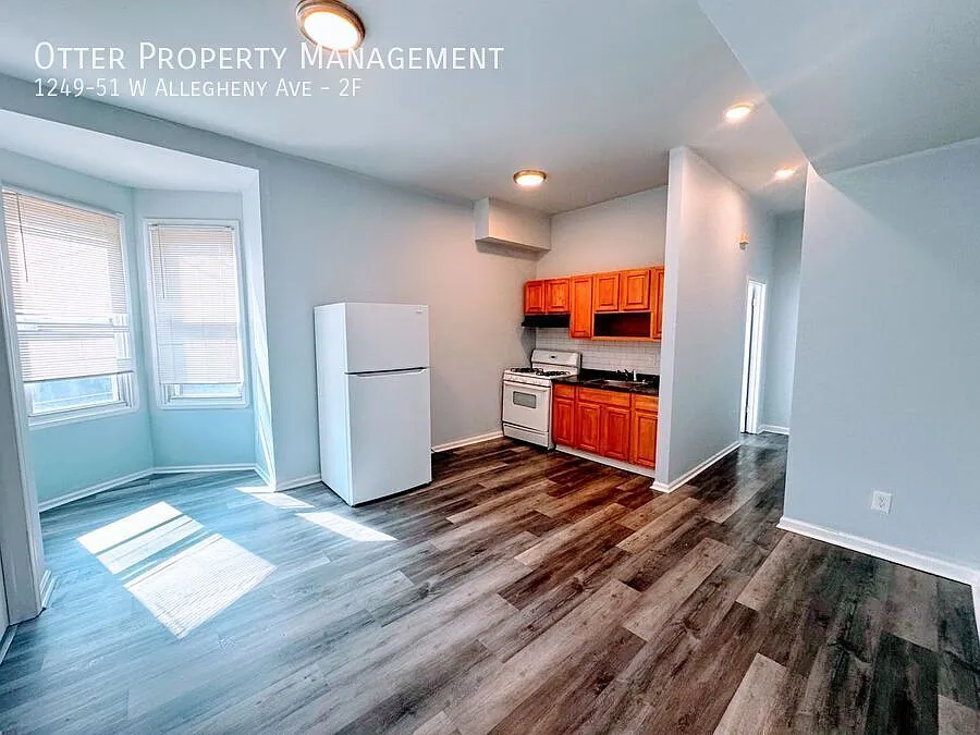 1BR/1BA Sunlit 2nd Floor Apartment with Ample Street Parking — Photo 4