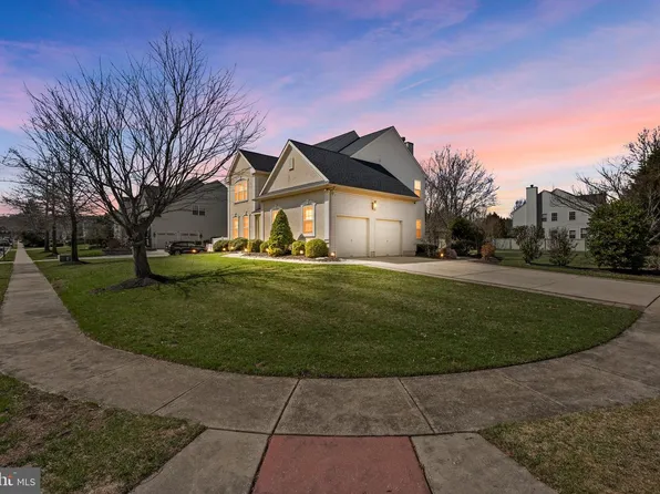 9 Waters Edge Dr, Delran, NJ 08075