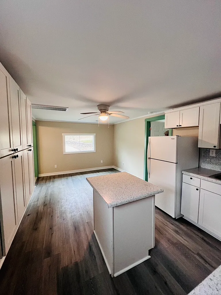 1 bed, 696 sqft, $1,200 — Photo 4
