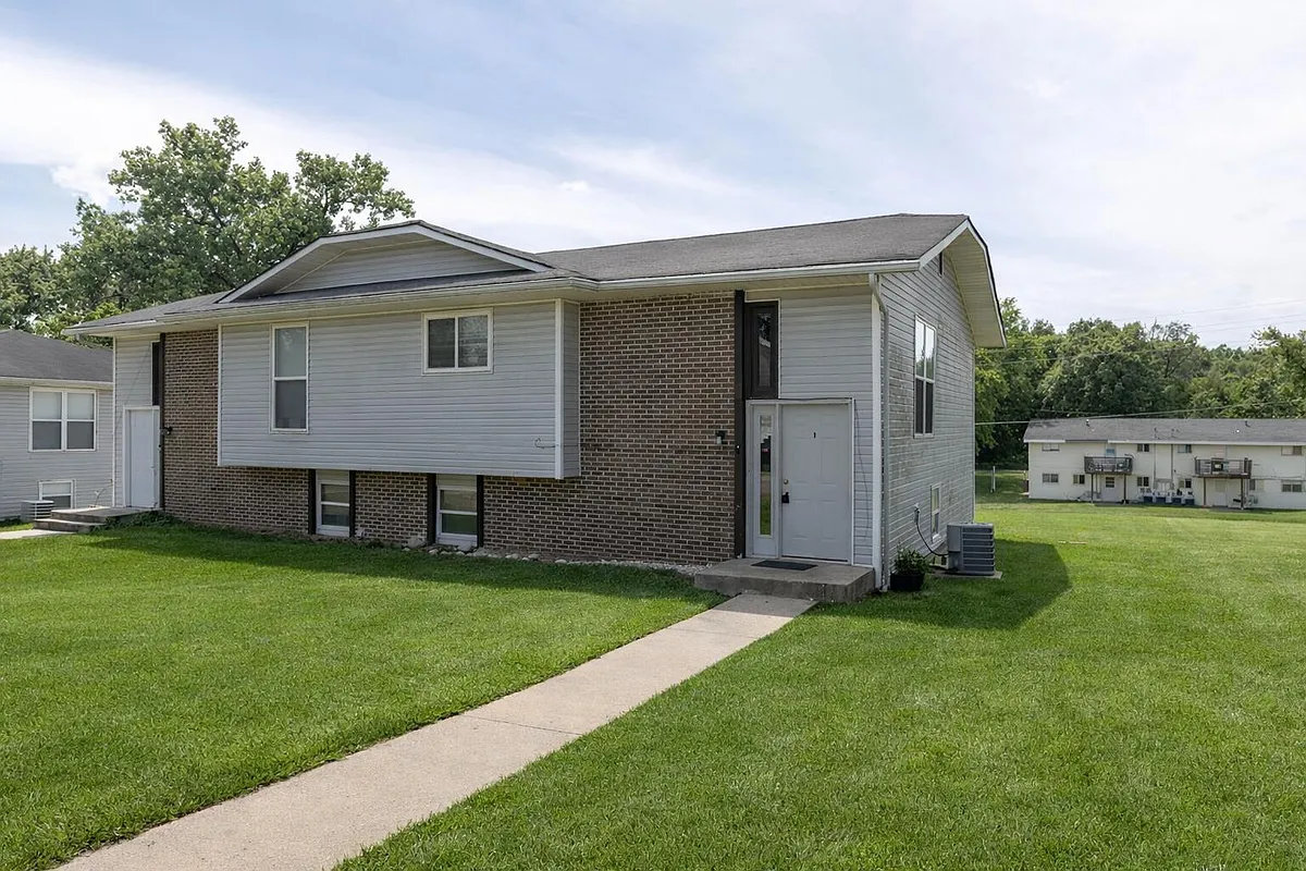 Photo 1 of 22 - 7217 N Moberly Dr #B - Columbia, MO Primary Photo - 7217 N Moberly Dr #B