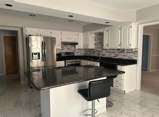 33123 Shrewsbury Dr, Sterling Heights, MI 48310