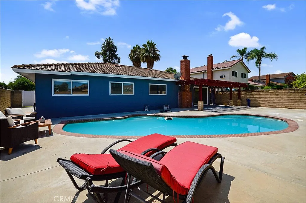4 bed, 1574 sqft, $5,100 — Photo 1