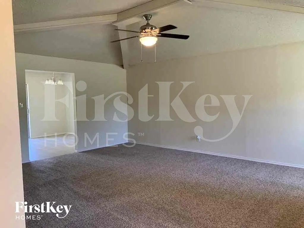 4 bed, 2.0 bath, 1701 sqft, $2,250 — Photo 2