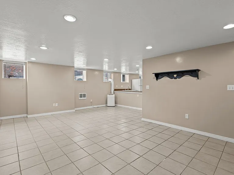 137 E 600 N — Photo 37