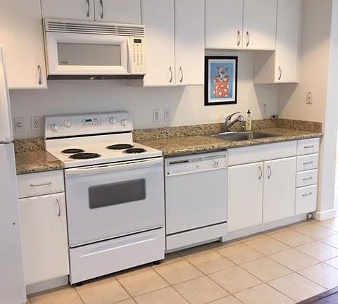 3rd image of 250 King St Unit 738