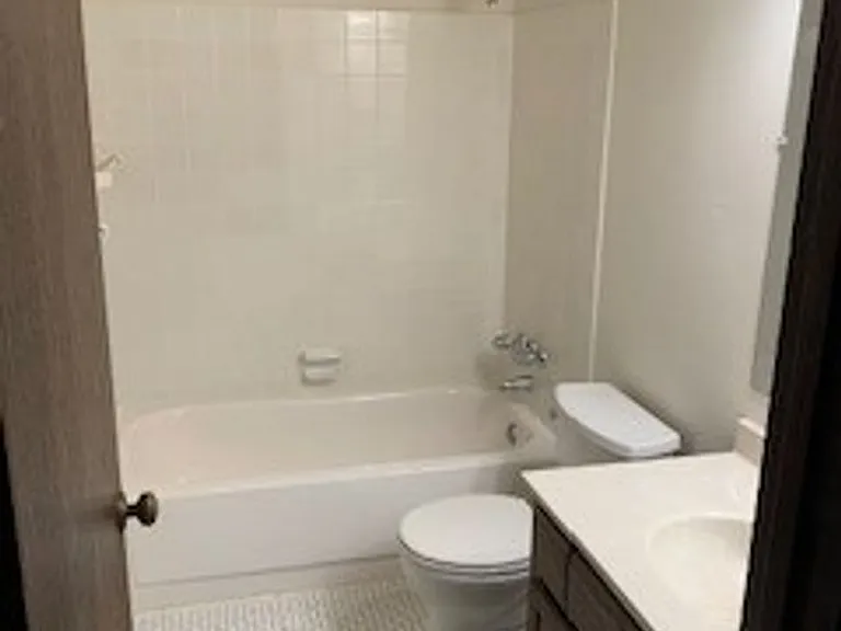 Xerxes Manor Apartments — Photo 5