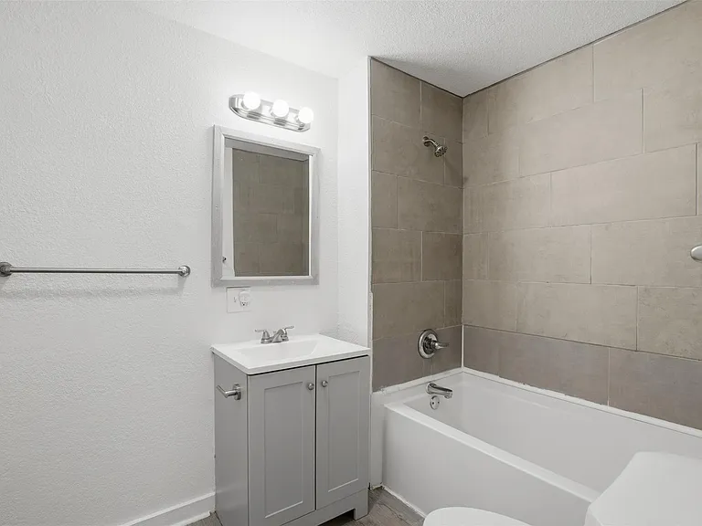 500 E Heron St — Photo 10