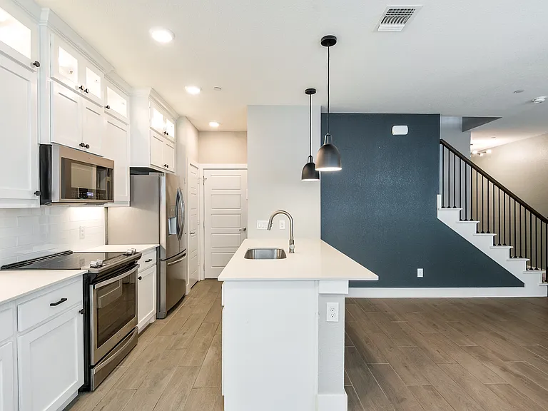 2133 Lovedale Ave #204 — Photo 3