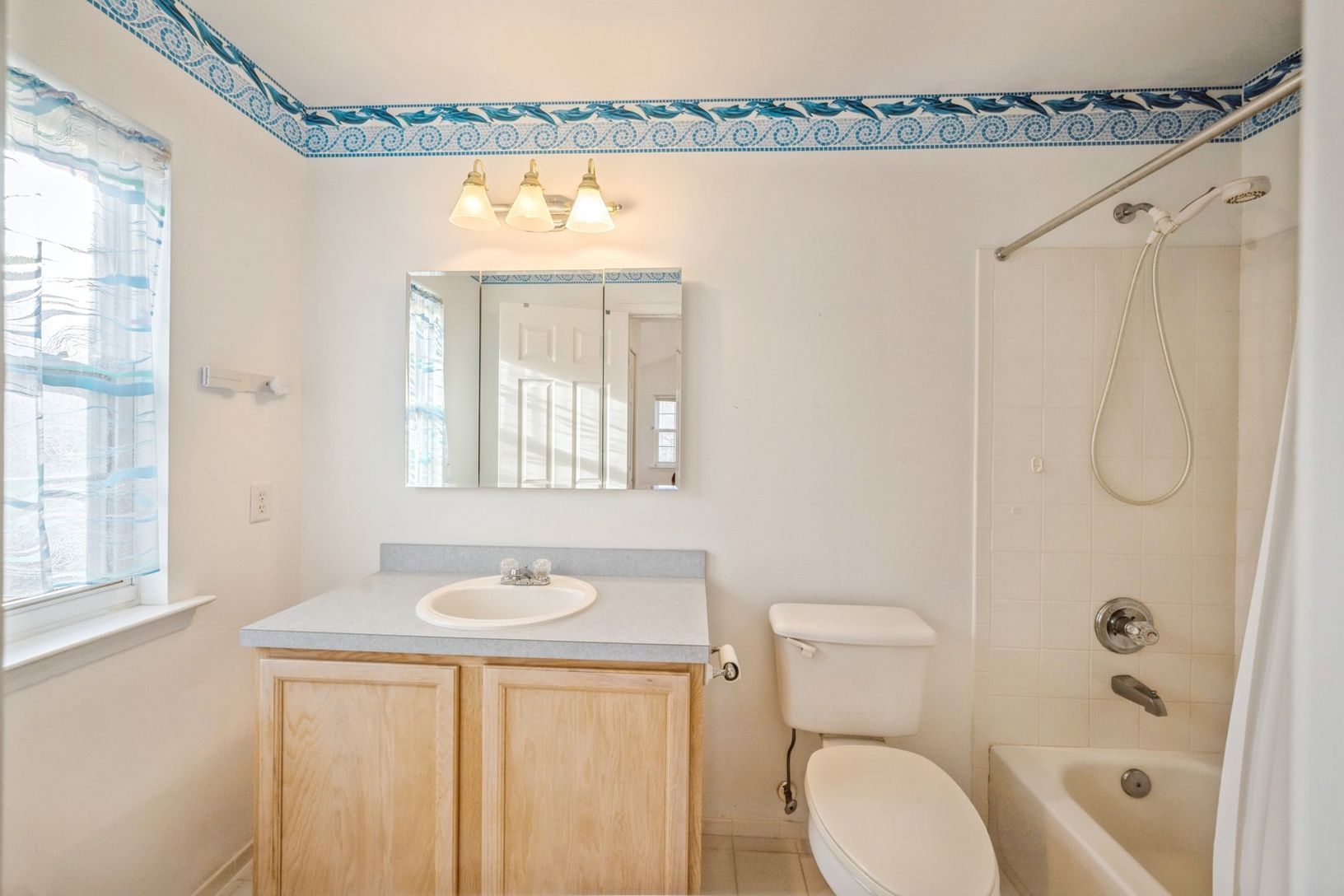  Primary En-Suite Full Bath With Tub 