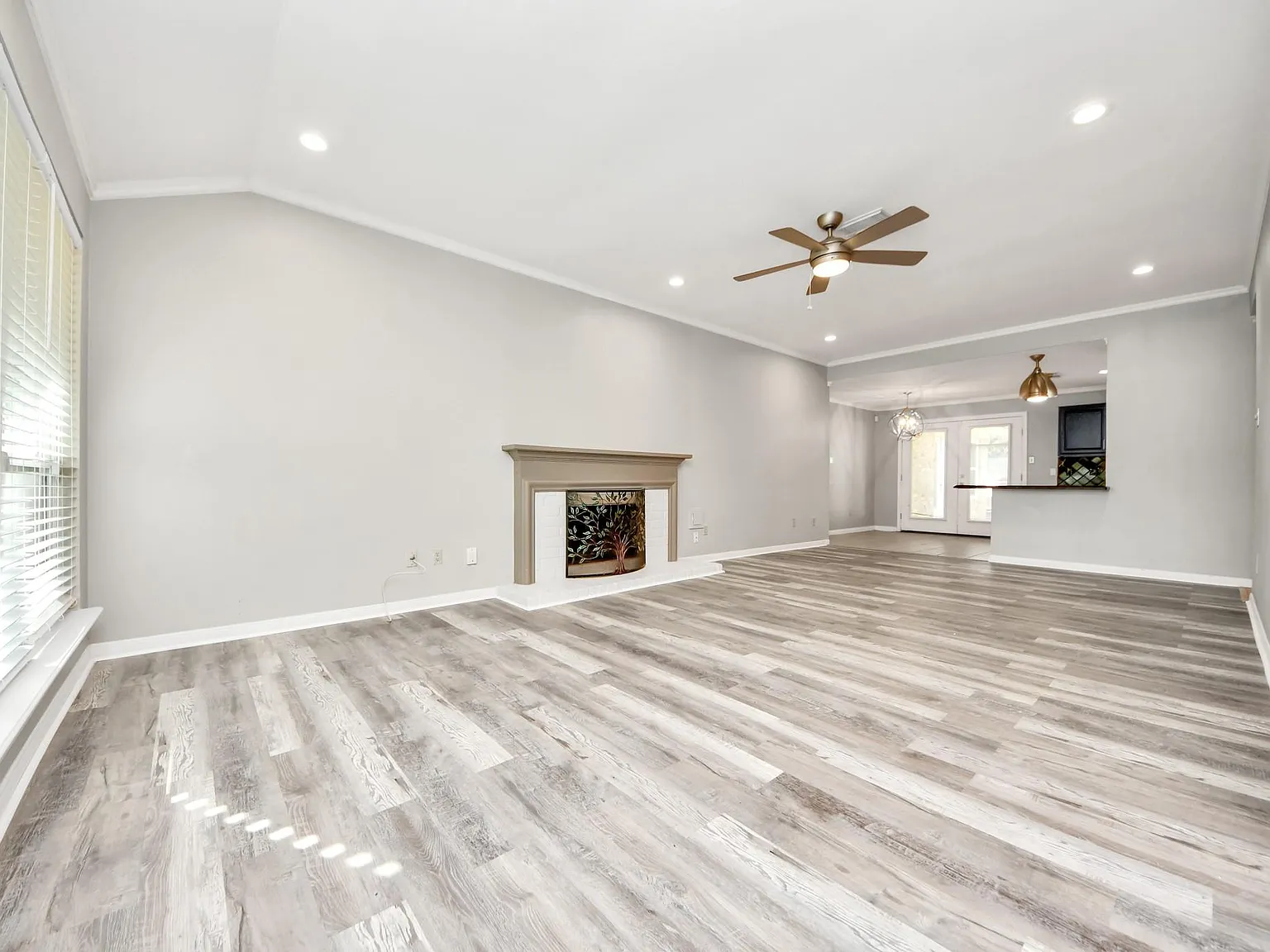 3 bed, 2.0 bath, 1712 sqft, $2,200 — Photo 4