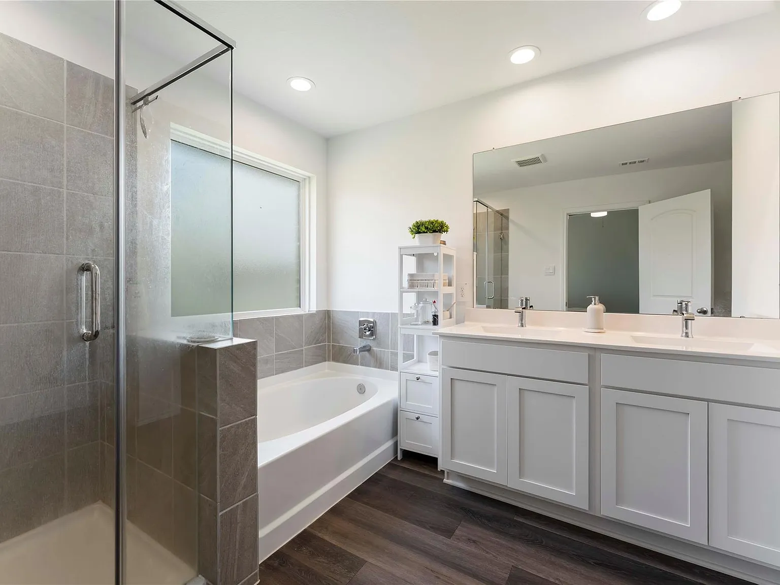 3 bed, 2.0 bath, 1562 sqft, $2,400 — Photo 3