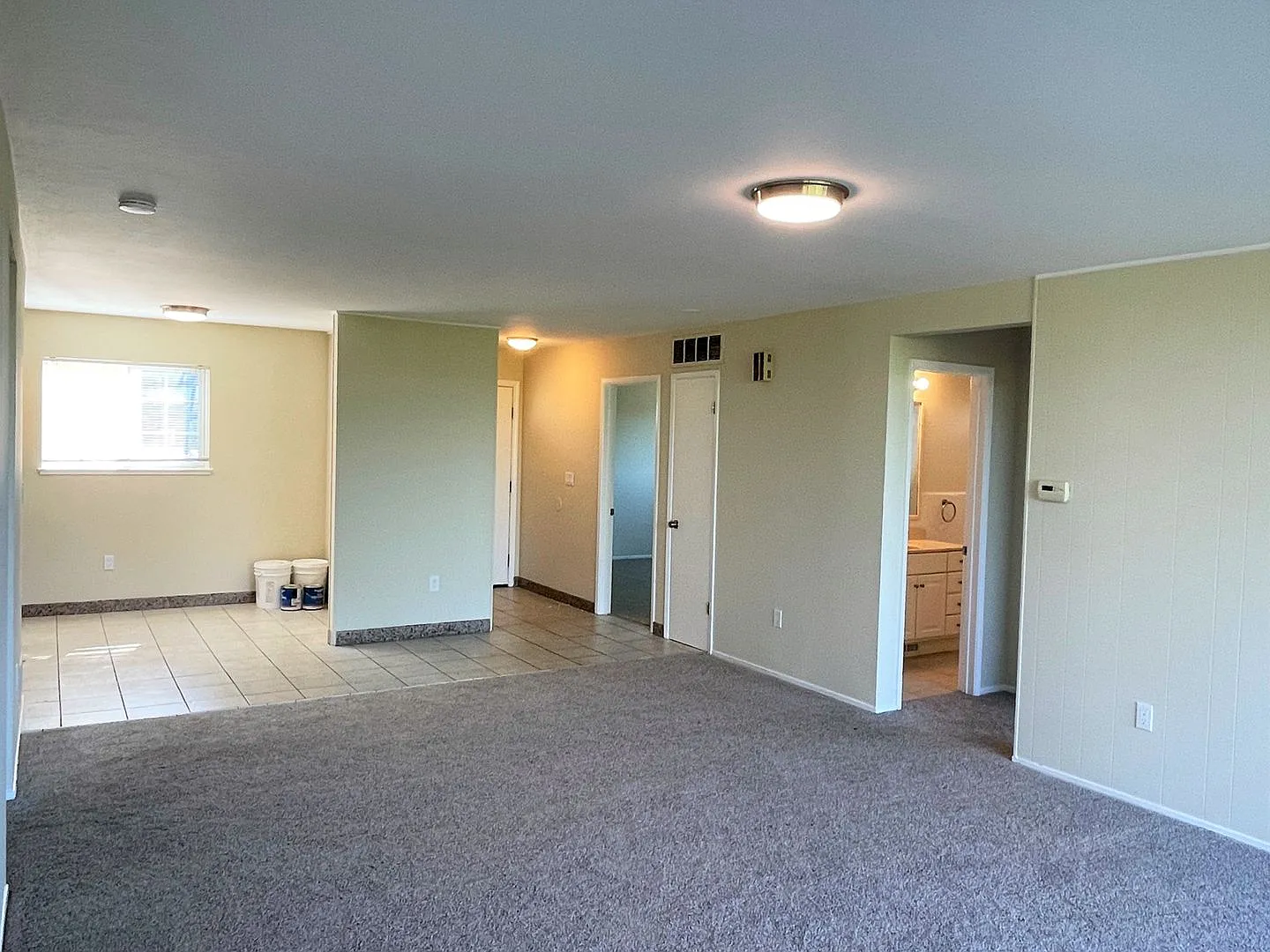 Beautiful 3 bedroom, 2 bathroom home in duplex with large deck for rent — Photo 4