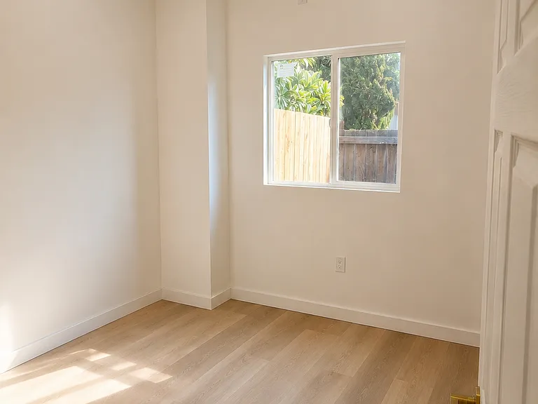21917 Parthenia St #1/2 — Photo 10