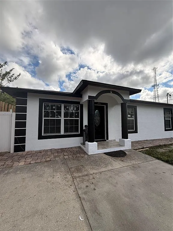 3 bed, 2.0 bath, 1384 sqft, $2,700 — Photo 1