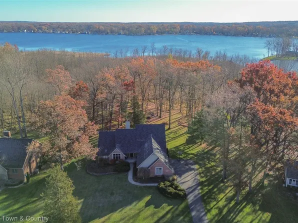 11535 Lancelot Ln, Pinckney, MI 48169