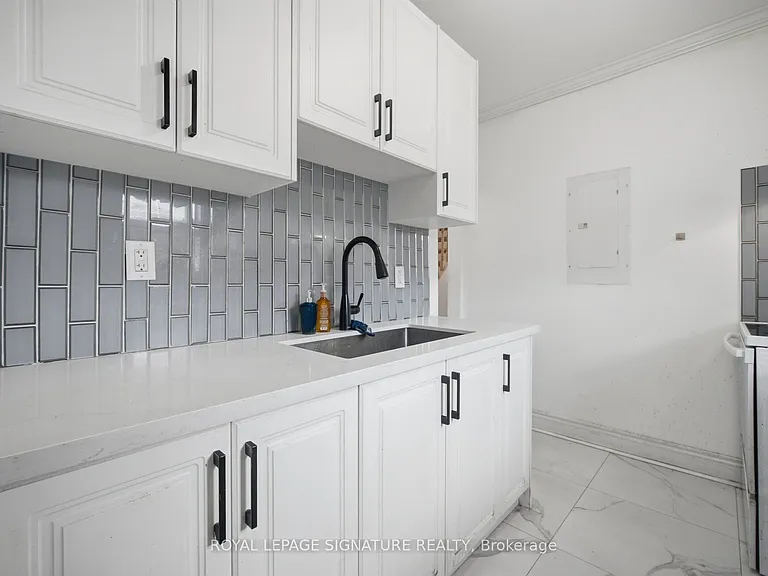 3331 Dundas St W — Photo 9