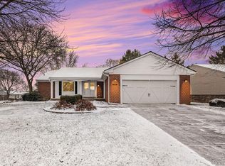 2221 Flanders Dr, Rochester Hills, MI 48307