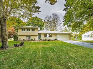 41 Bright Oaks Dr, Rochester, NY 14624