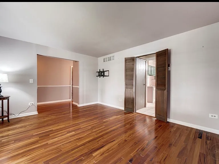 989 Tioga Ct — Photo 2