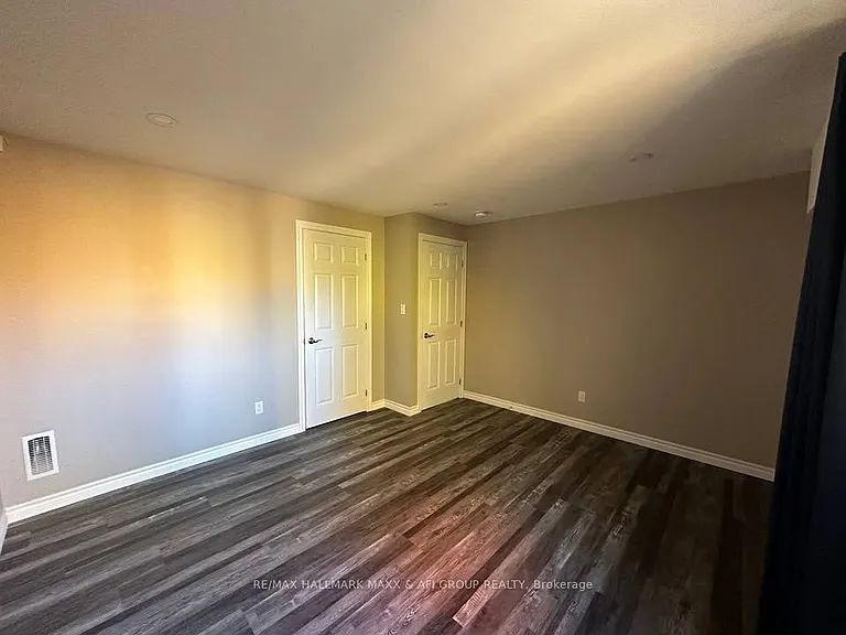 33 Camelot Sq — Photo 5