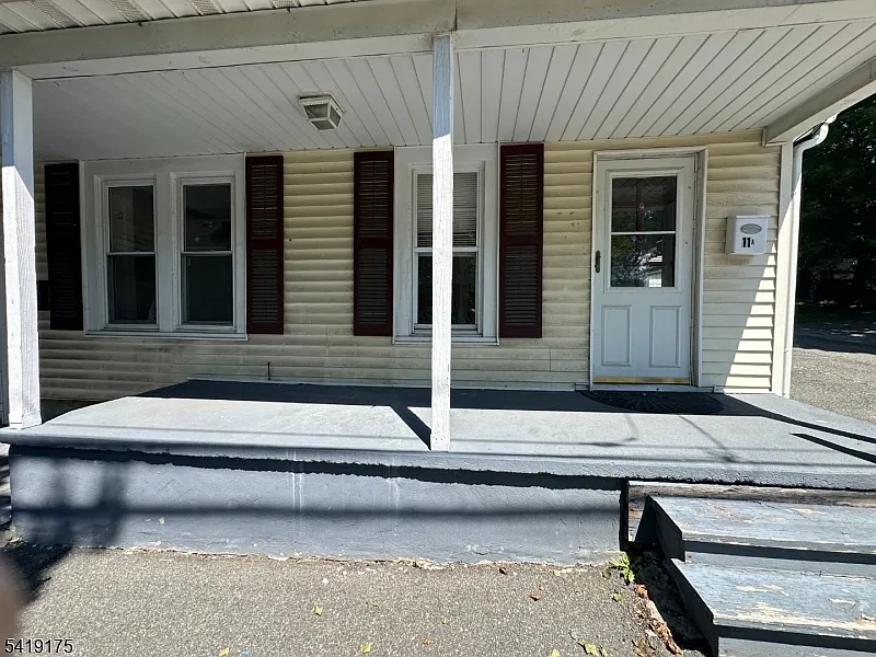 2 bed, 1.0 bath, $2,500 — Photo 2