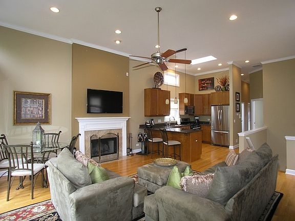 4th image of 2727 N Wayne Ave #3