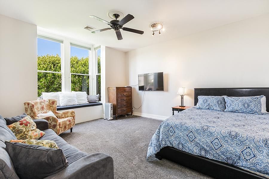 Living room/ fourth bedroom