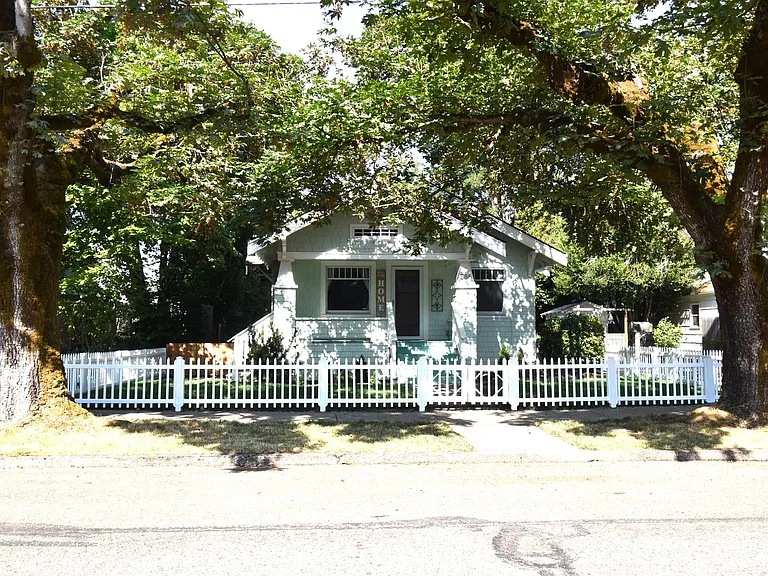 586 Grove St — Photo 1