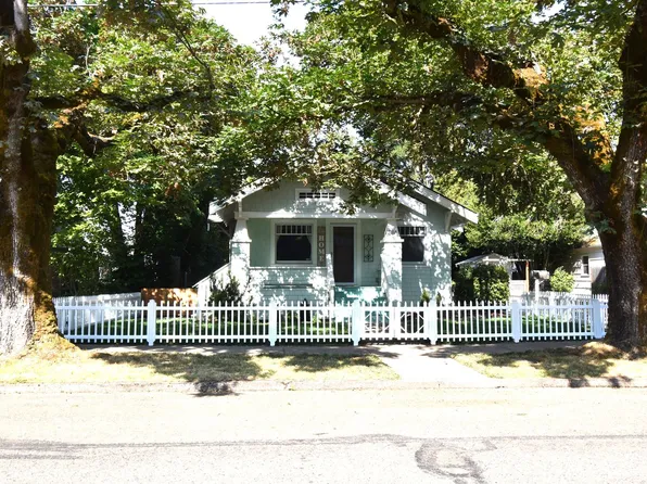 586 Grove St, Lebanon, OR 97355