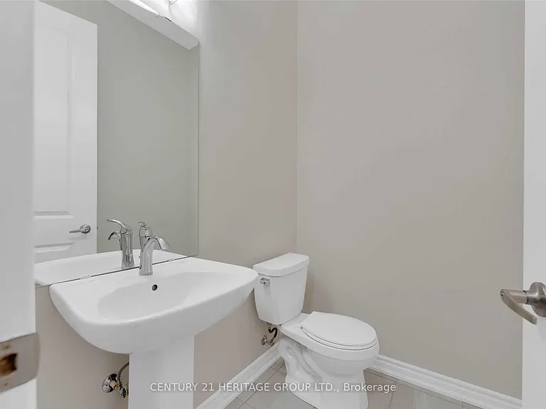 82 Ferragine Cres — Photo 4