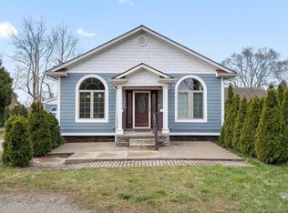 15 N Hospital Rd, Waterford, MI 48327