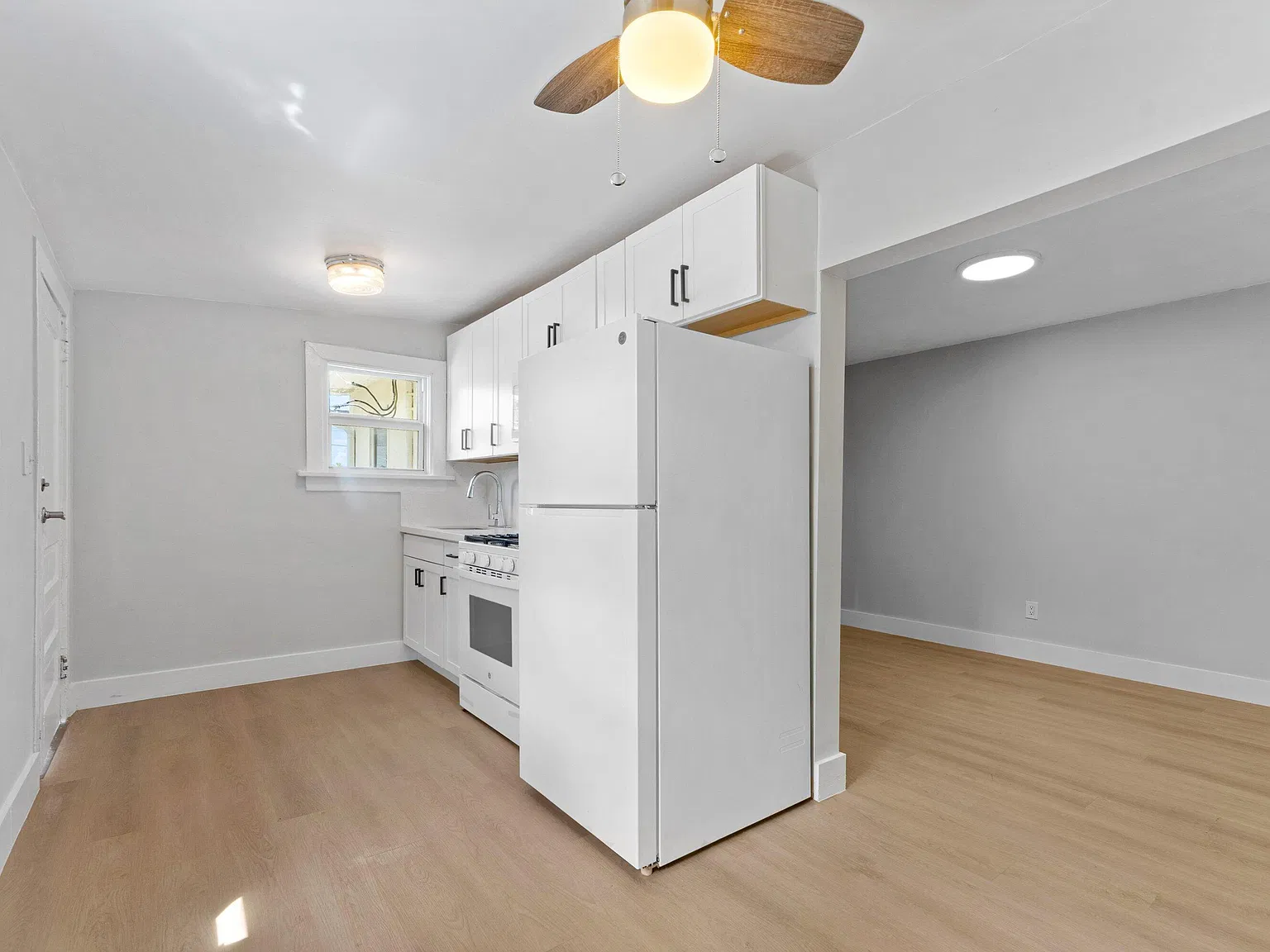 4561 S Lake Ave — Photo 3