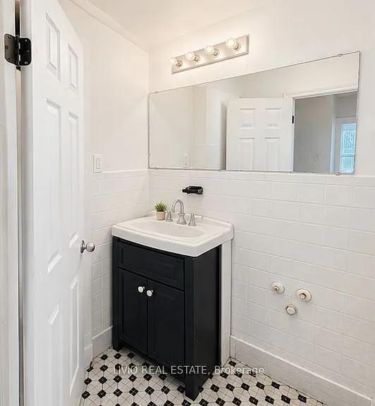 2967 Saint Clair Ave E — Photo 7