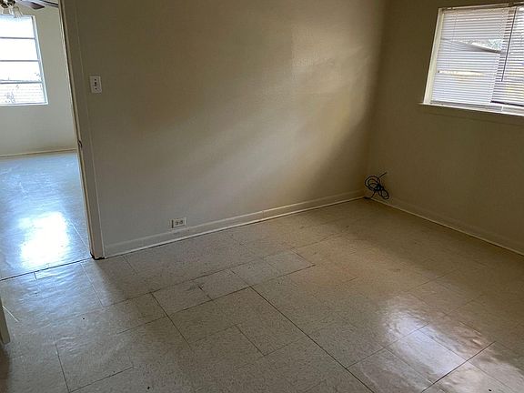 5th image of 953 Windsor Dr