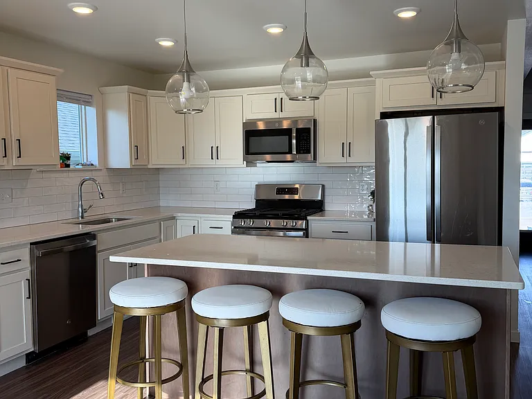 84 Huntington Dr — Photo 2