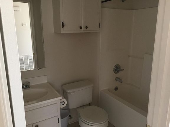 3rd image of 910 Pleasant Dr APT 1A