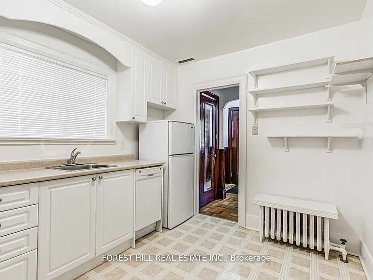 138 Castlewood Rd — Photo 10