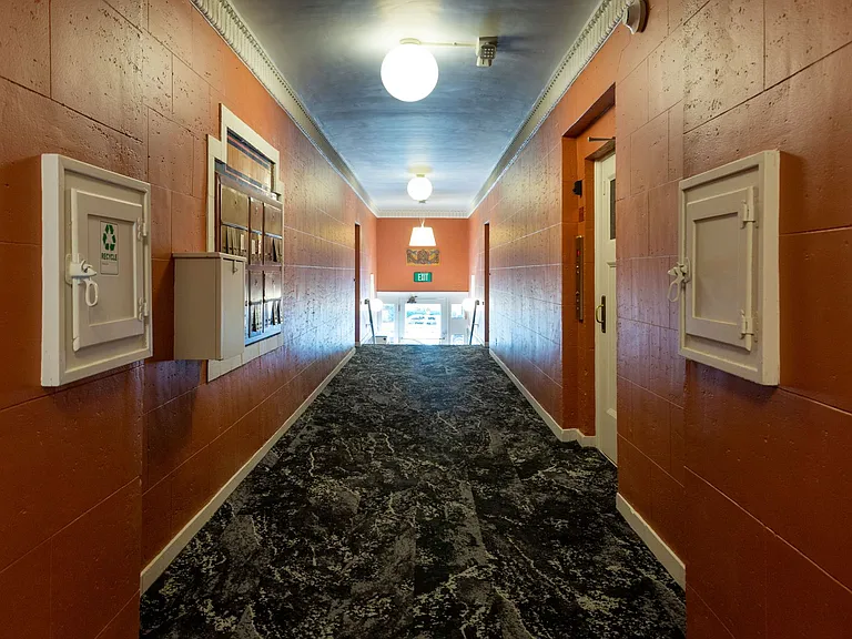 Pollyanna Apartments — Photo 3
