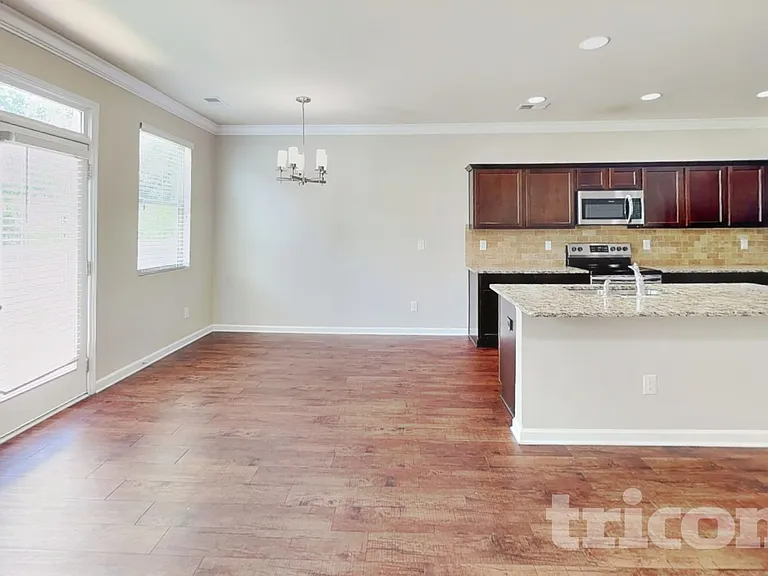 1095 Lear Dr — Photo 4