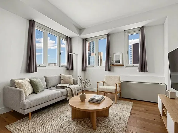 24-16 Queens Plz S #15B, Long Island City, NY 11101