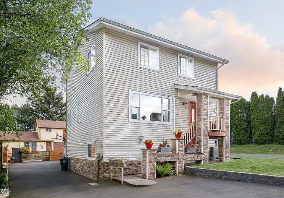 1st image of 323 NE San-bay-o Cir